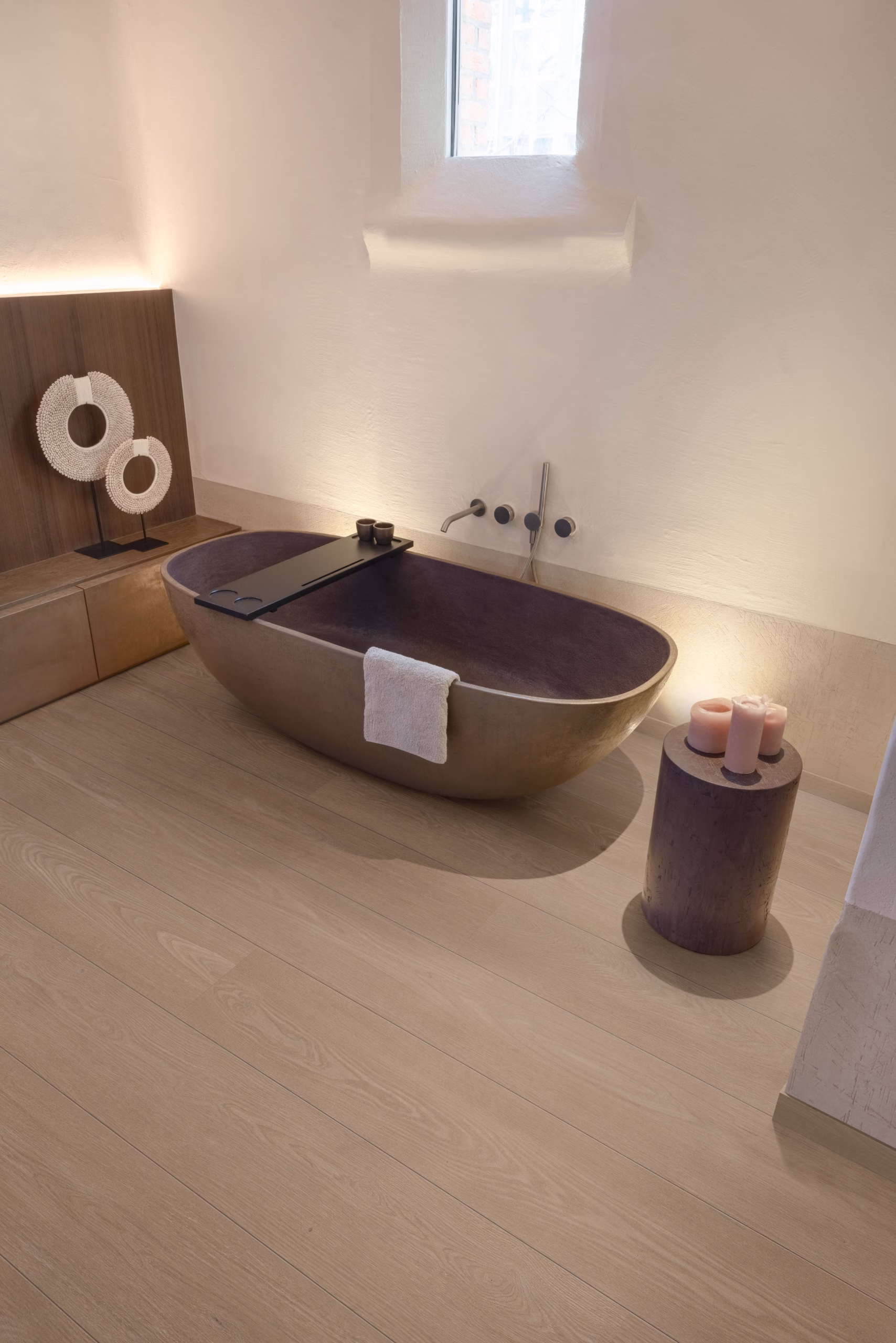 COREtec Alhambra XL-END 5183 – im Badezimmer mit freistehender Badewanne