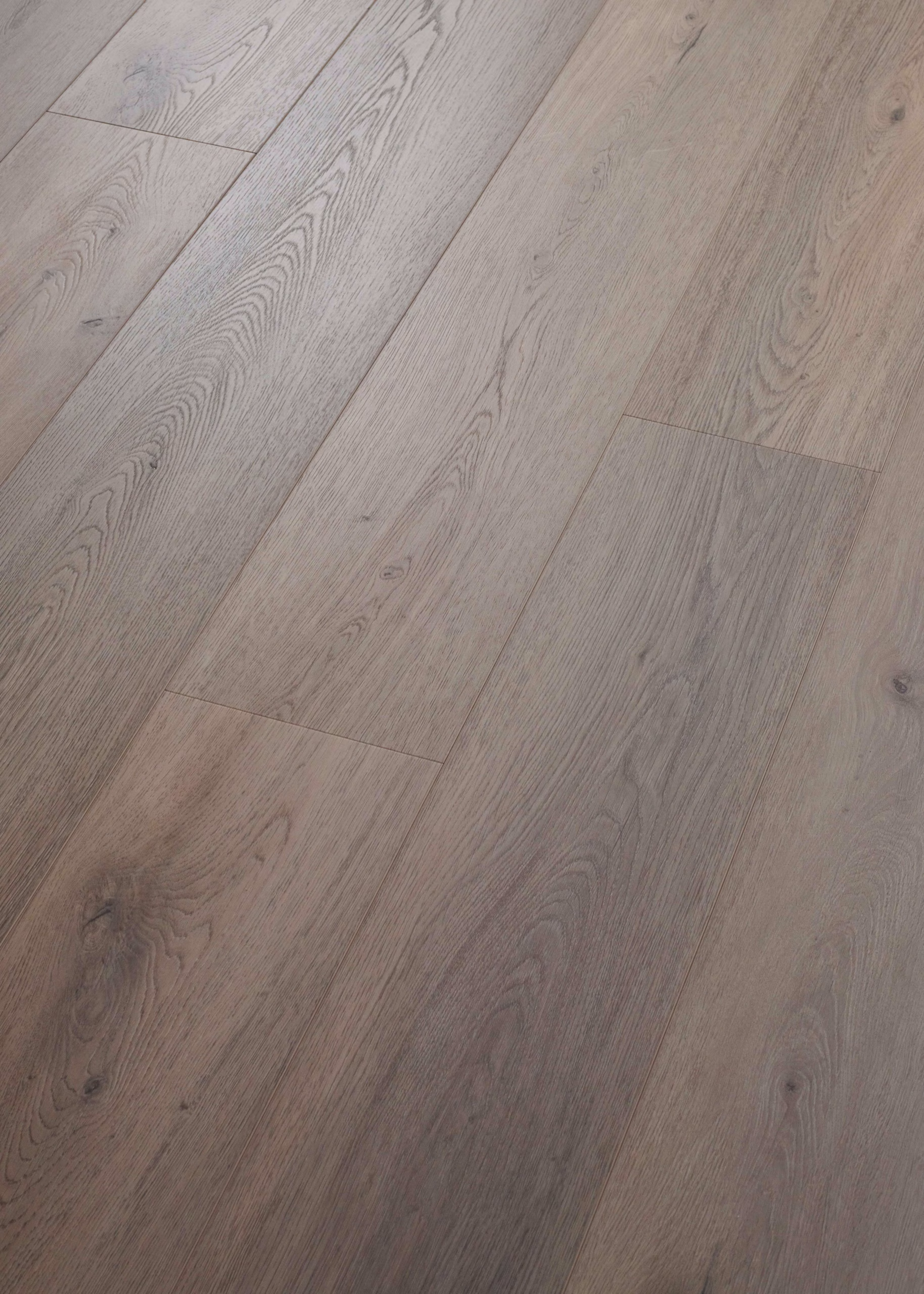COREtec Belvoir XL-END 2594 – Holzmaserung und Dielenfugen in der Schrägansicht