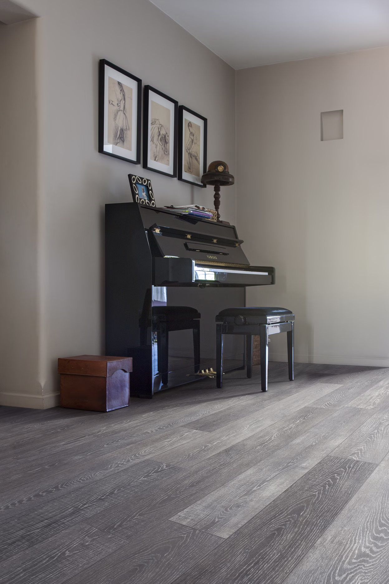 COREtec The Essentials Greystone Contempo Oak 34 50LVR634 – Raumansicht des Herstellers