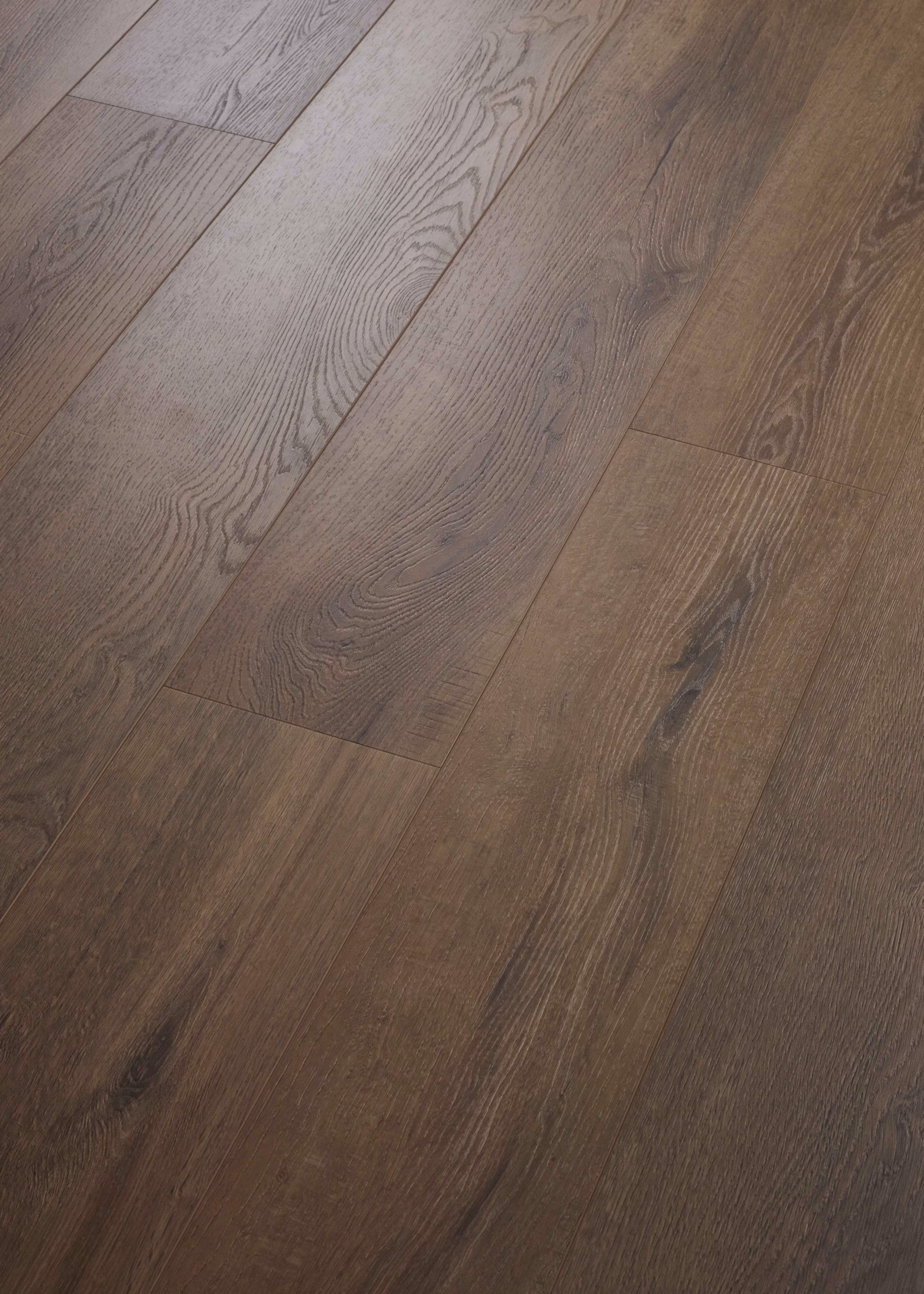 COREtec Fonteneau XL-END 2686 – Holzmaserung und Dielenfugen in der Schrägansicht