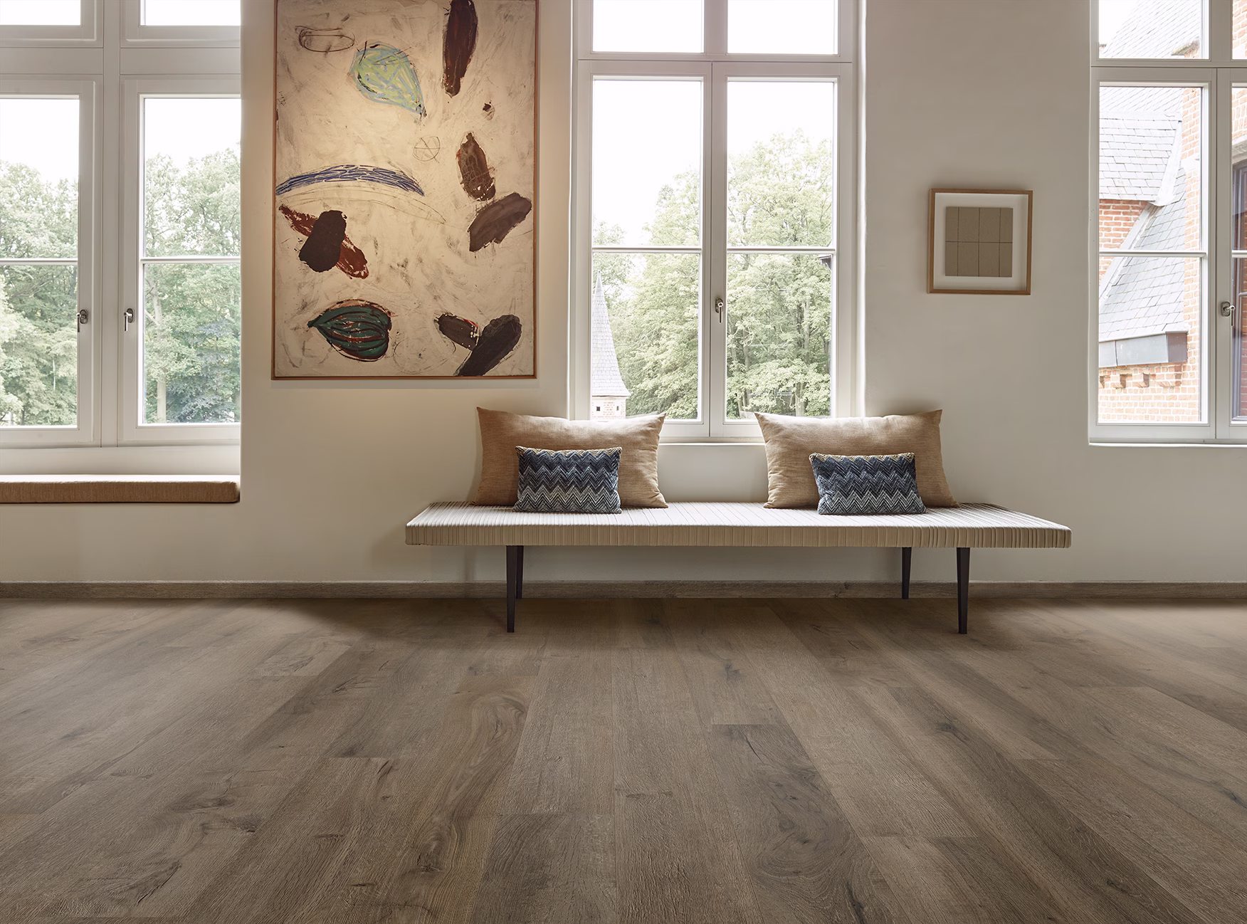 COREtec Fonteneau XL-END 2686 – in einem Wohnraum mit Sitzbank vor großen Fenstern