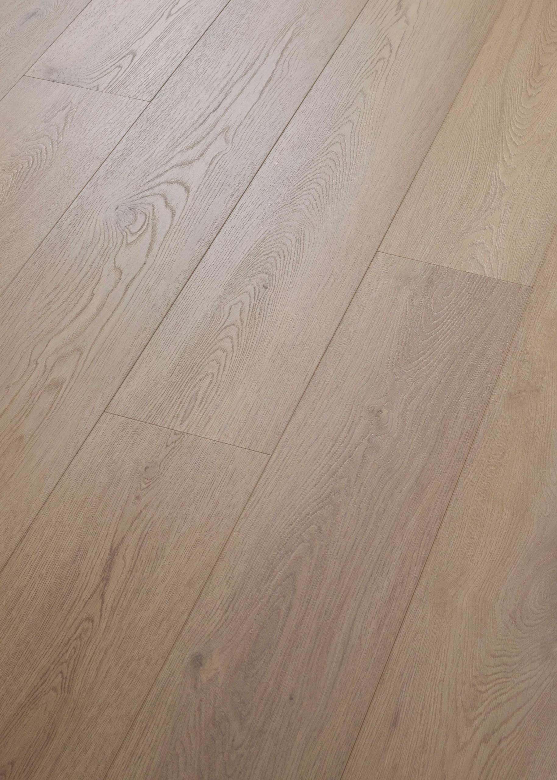 COREtec Montclair XL-END 2557 – Holzmaserung und Dielenfugen in der Schrägansicht