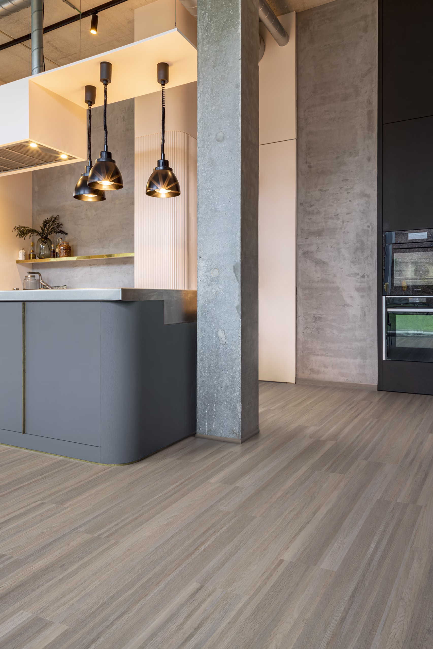 COREtec SurPlus Industry Oak 94 50RLV3794 – Raumansicht des Herstellers