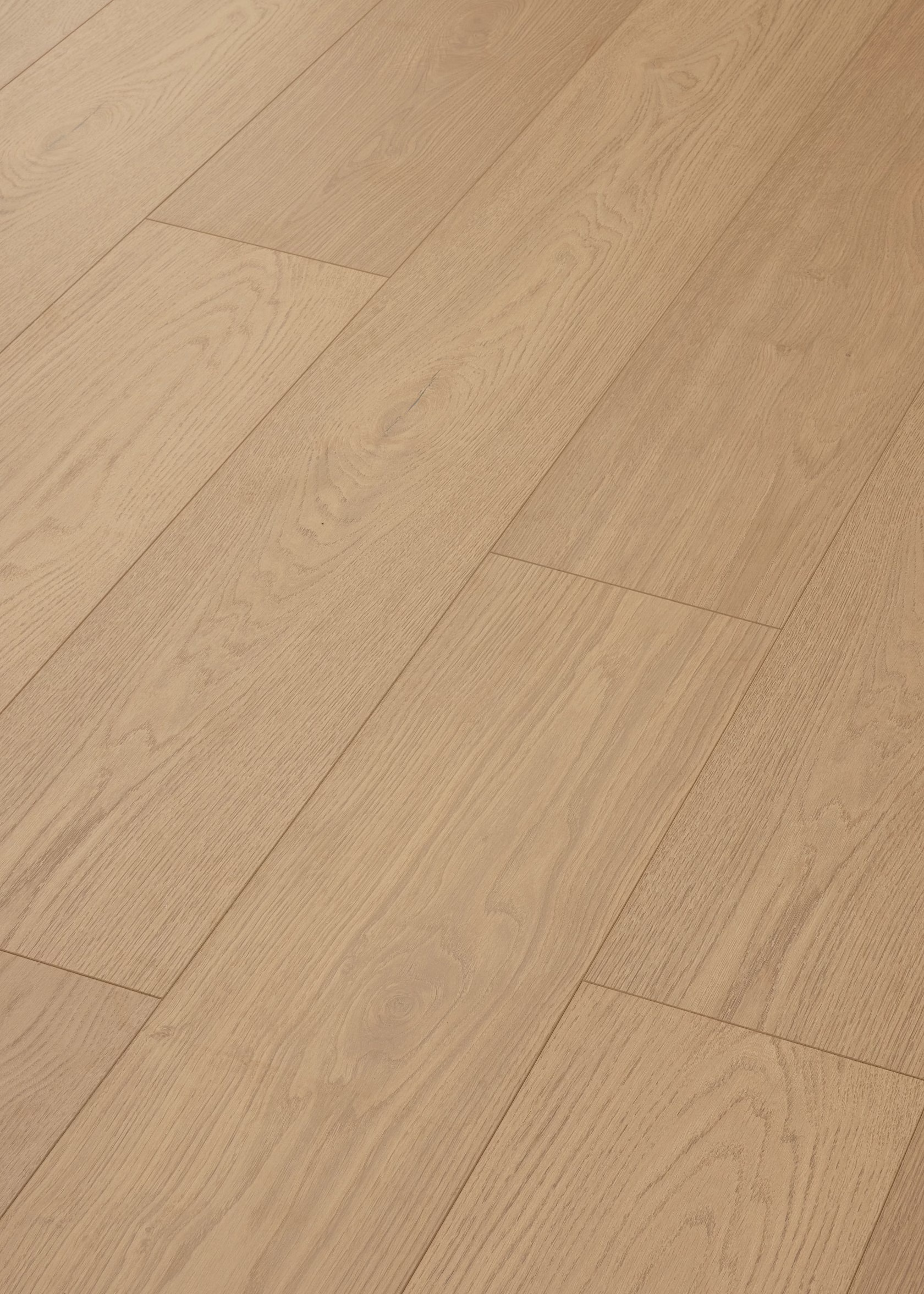 COREtec Tytan Atlas 05255 – Perspektivansicht der Dielen des PVC-freien Bodens in Holzoptik