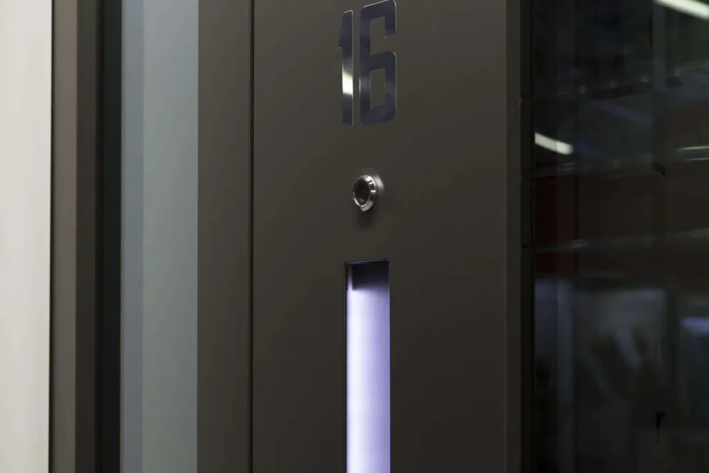Detail einer INOTHERM Haustür mit Hausnummer, Türspion und beleuchteter Griffmulde