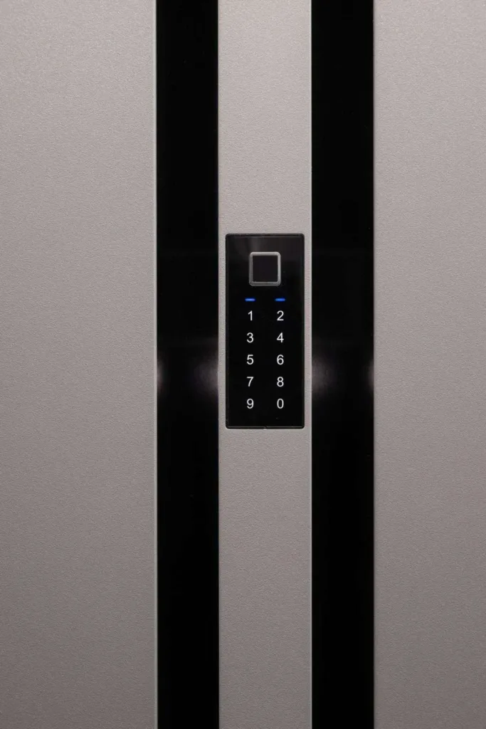 INOSMART-Bedienfeld mit Fingerprintsensor und beleuchtetem Ziffernfeld in einer INOTHERM Haustür