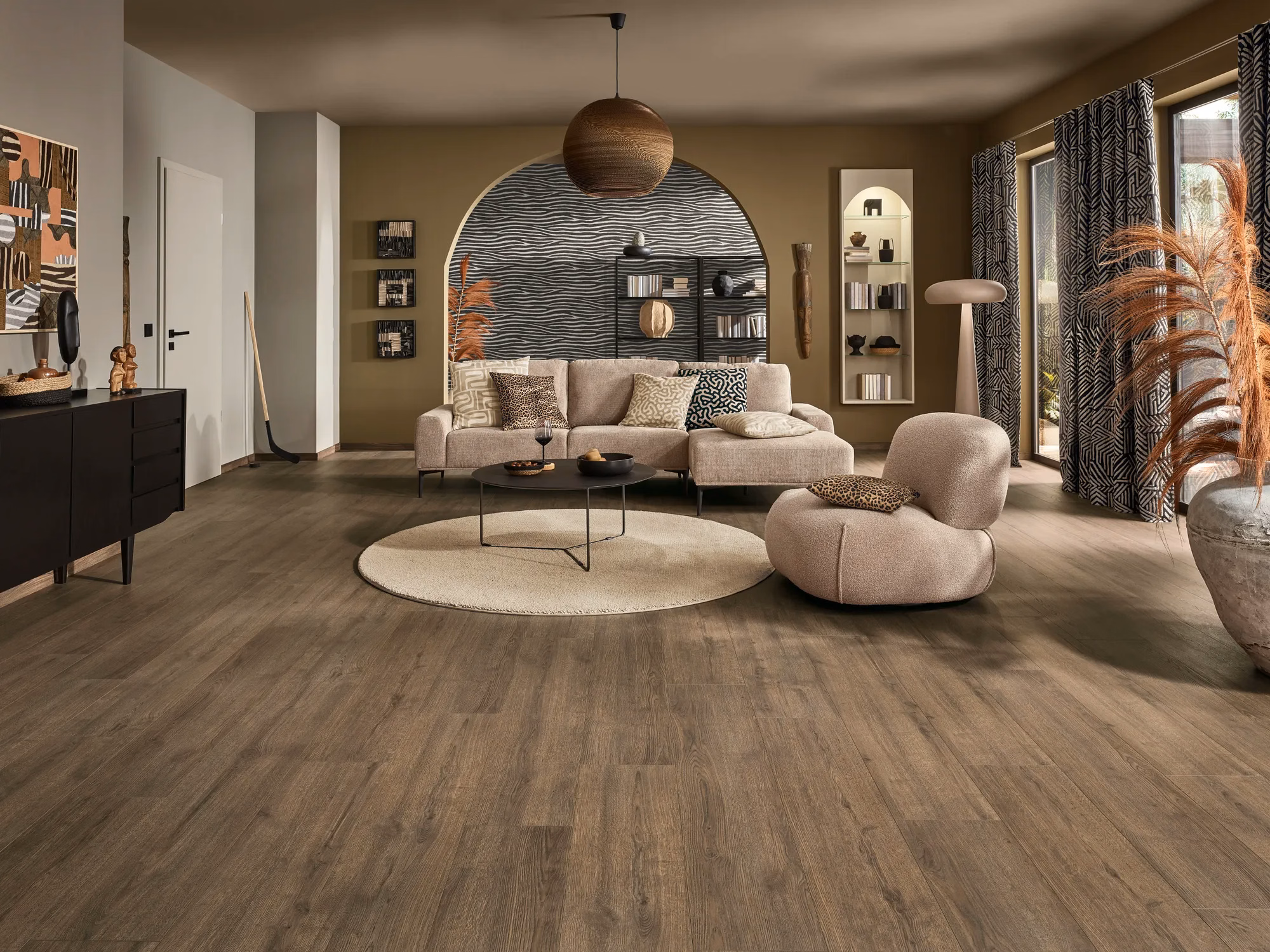 JOKA Skyline 532 WP Aqua 5818 Oak chalet brown – Raumansicht (Herstellerabbildung)