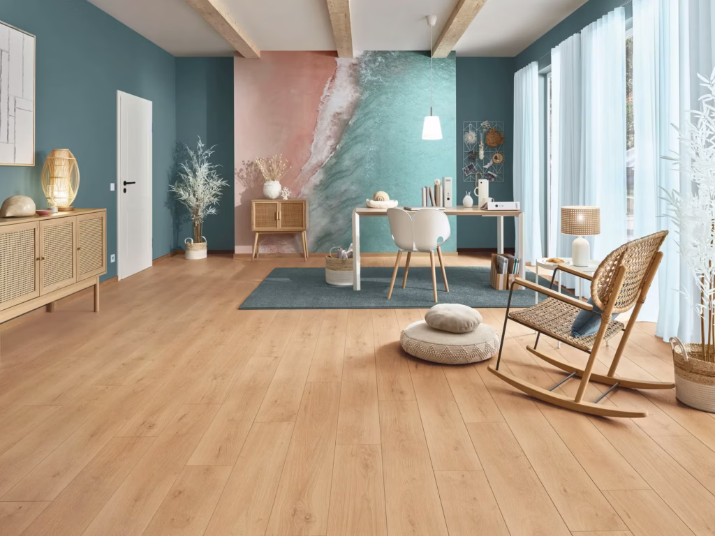 JOKA Skyline 533 NP 5716 Oak chalet sand – Raumansicht (Herstellerabbildung)