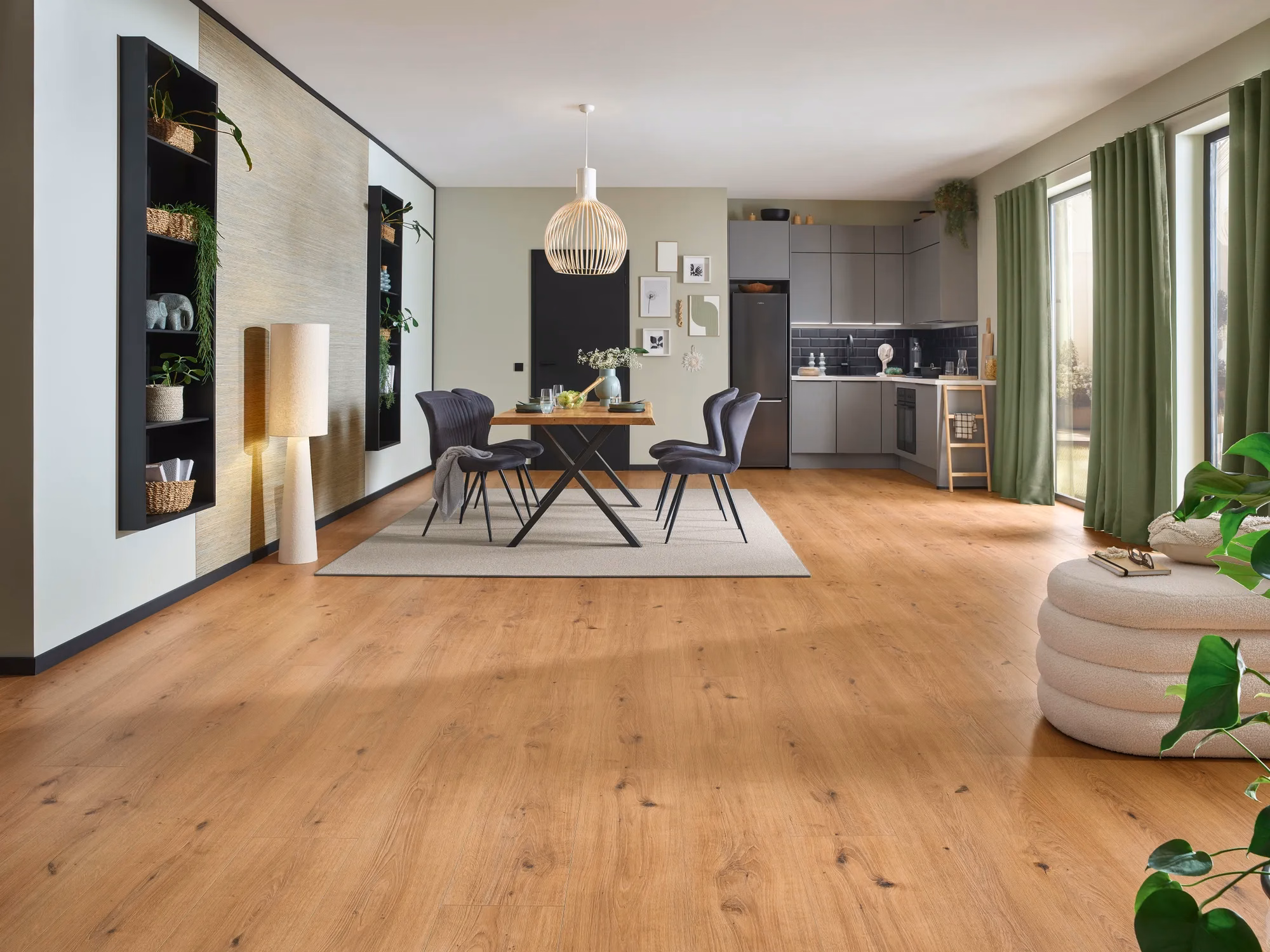 JOKA Skyline 533 LP 5973 Oak loft honey – Raumansicht (Herstellerabbildung)